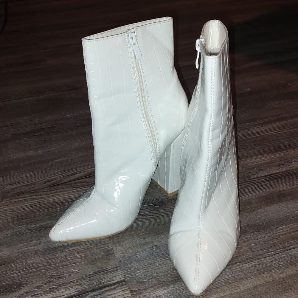PrettyLittleThing Far 2 white gogo hippie love child  boots Sz 5